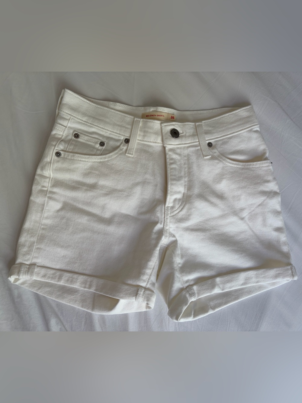 Levi’s Chalk White Mid Length Women’s Denim Red Tab Shorts White Size 26